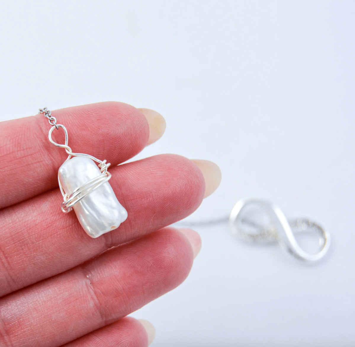 Queen Of The Thrones Pearl Pendulum 2